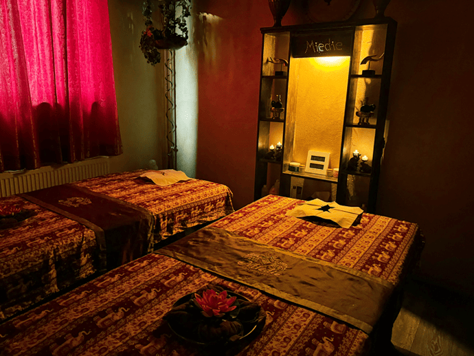 Massageraum mit zwei Liegen bei Miedie Thaimassage