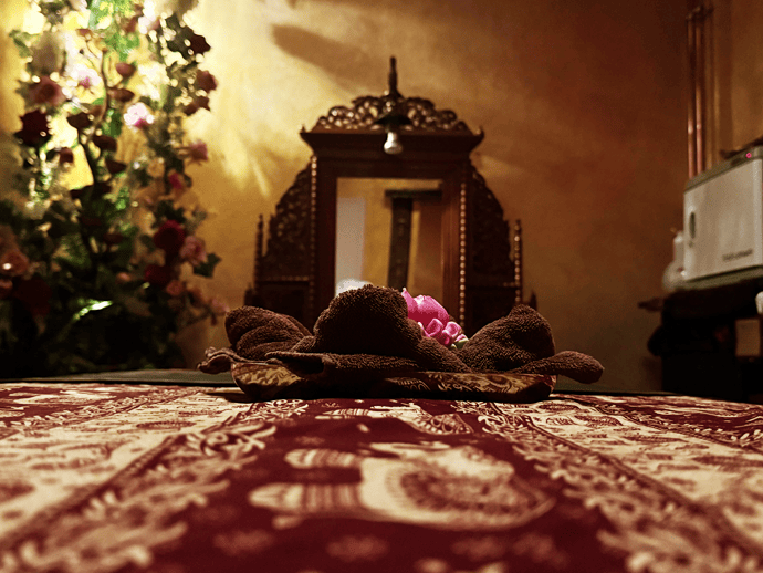 Massageliege mit Dekoration bei Miedie Thaimassage