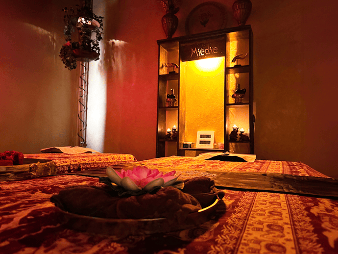 Massageraum mit Dekoration bei Miedie Thaimassage