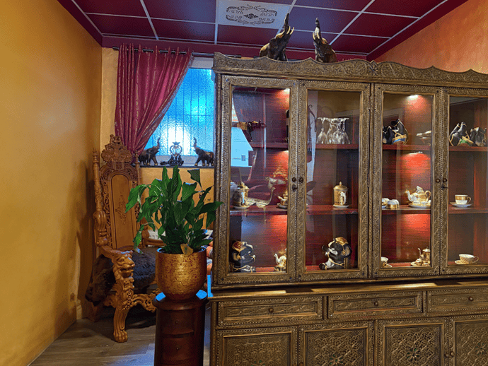 Vitrine mit Dekoration bei Miedie Thaimassage